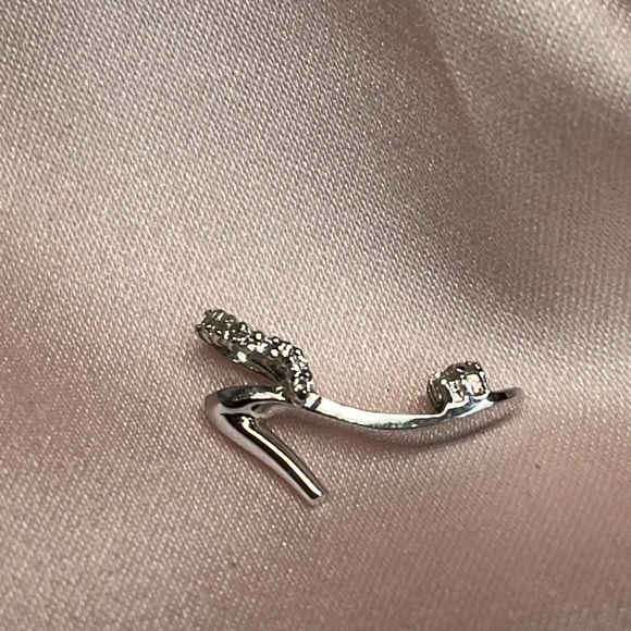 18K WHITE GOLD & DIAMOND HEEL CHARM - Picture 1 of 10